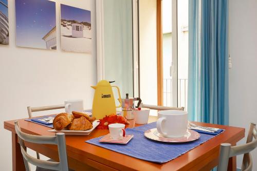 Large One-Bedroom Apartment image 10