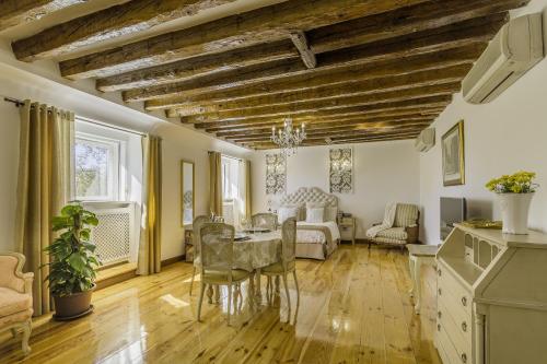 Oriente Palace Apartments - image 2