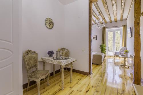 Oriente Palace Apartments - image 12