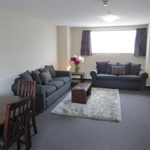 2 bedrooms, 6 beds