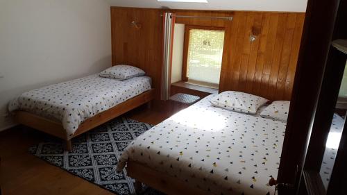 1 double bed, 1 twin bed