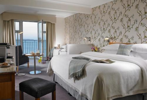 3 twin beds