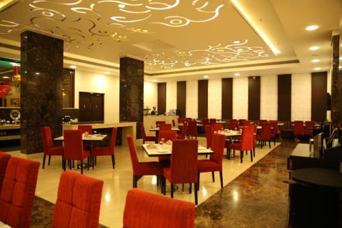 Restaurant, Ramada by Wyndham Jamshedpur in Jamshedpur