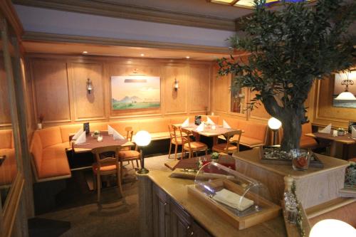 Restorāns, Hotel Zwei Linden - links der Elbe - Niedersachsen in Balje