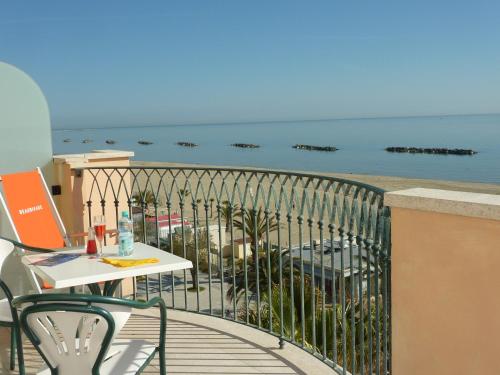 Two-Bedroom Apartment with Sea View room in Beaurivage