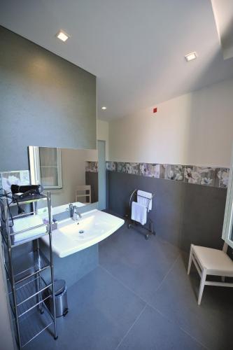 King Room with Roll-In Shower - Disability Access