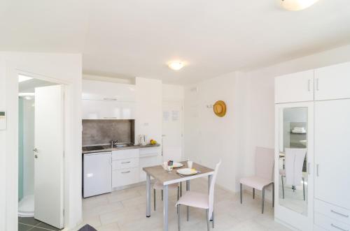 Cina Apartments Cina Apartments 2 is conveniently located in the popular Cavtat area. The hotel offers a high standard of service and amenities to suit the individual needs of all travelers. Service-minded staff will