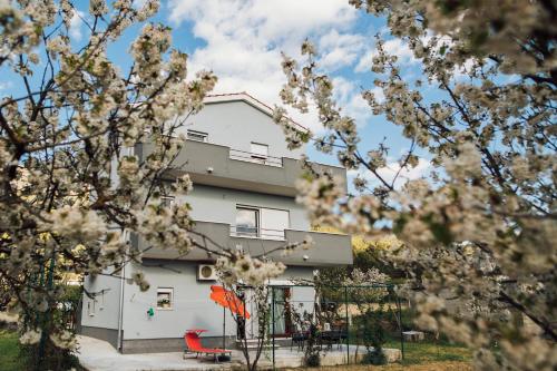  Apartments Essentia, Ferienwohnung in Podstrana