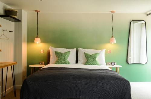 1 queen bed, 1 sofa bed