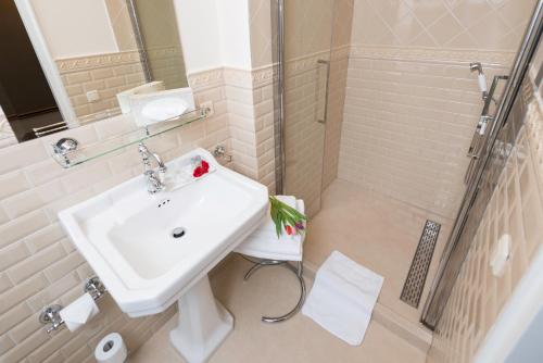 Deluxe Studio with Canal View image 9