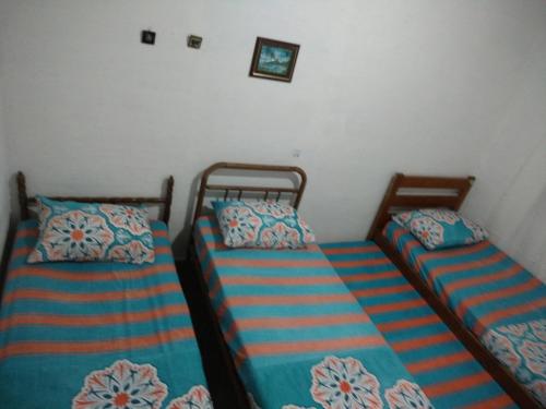 4 twin beds