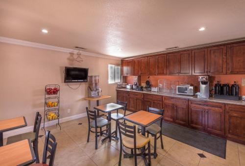 Edge Water Inn - image 13