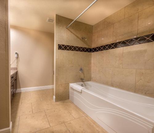 Bathroom, Edge Water Inn in Reedley (CA)