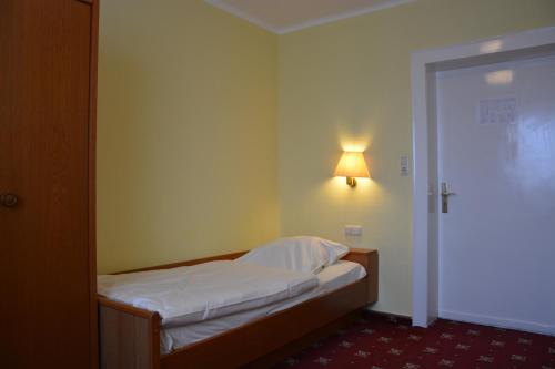 1 twin bed, 1 sofa bed
