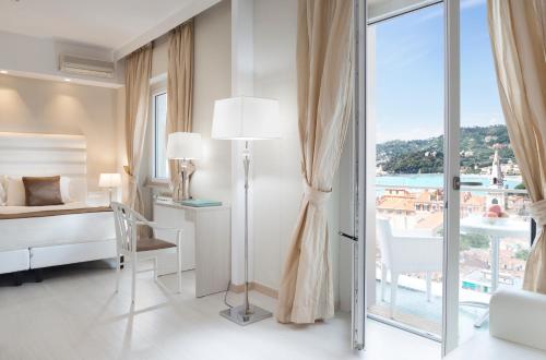 Deluxe Triple Room with Sea View