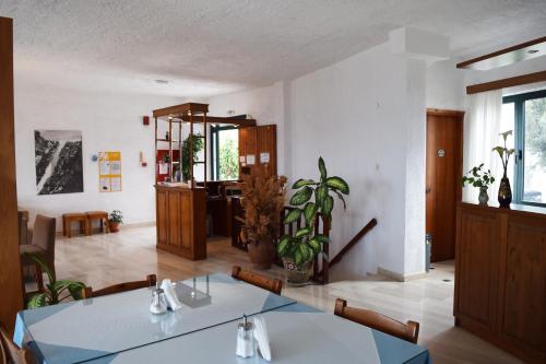 Restaurant, Iro Hotel in Lampi