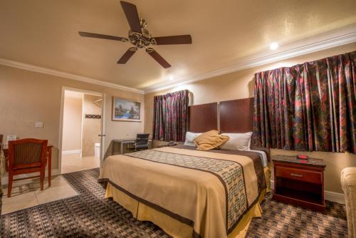 Edge Water Inn - image 7