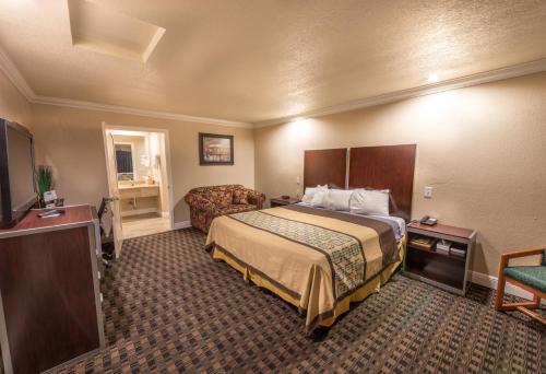 Edge Water Inn - image 2