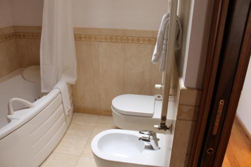 One-Bedroom Apartment image 4