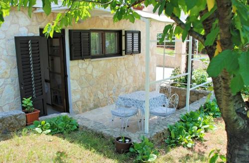  Studio Apartment Maya, Ferienwohnung in Malinska