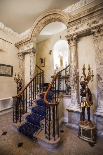 Grosvenor Villa Set in a prime location of Bath, Grosvenor Villa puts everything the city has to offer just outside your doorstep. Featuring a satisfying list of amenities, guests will find their stay at the property