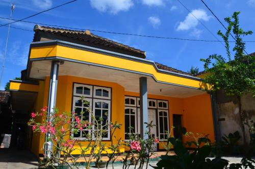 Entrance, Nitha Homestay Near Train Station in Glagah