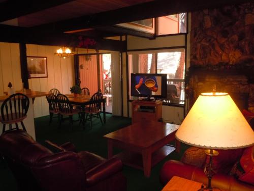 Two-Bedroom Premier Unit #112 by Escape For All Seasons Bus Lic #23546 - image 3