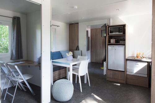 Kitchen, Strand49 Glamping Sint Maartenszee in Sint Maartensbrug