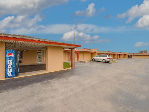 Travelers Inn Midwest City Photo 2