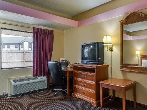 Travelers Inn Midwest City Photo 19