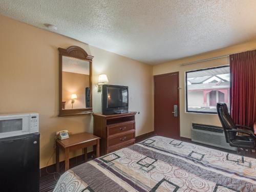 Travelers Inn Midwest City Photo 15