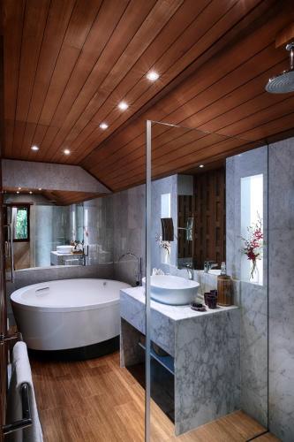 จักรพงษ์วิลล่า (Chakrabongse Villas) near วัดโพธิ์