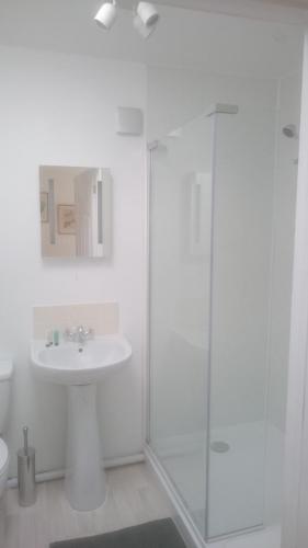 Pidley Bottom Cottages - Luxury SC rooms - Fully furnished and equipped - KITCHEN - towels and linen included Pidley Bottom Cottages - Luxury SC rooms - Fully furnished and equipped - KITCHEN - towels and linen included