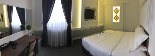 Deluxe King Room image 6