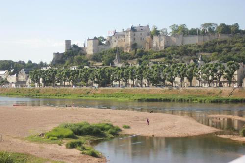 Kilátás, La Maison Rouge in Chinon Városközpont