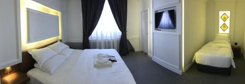 Royal Triple Room image 2