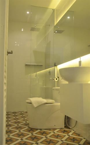 Deluxe King Room image 5