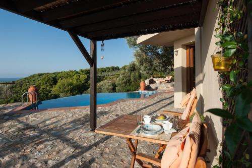 Balkons/terase, Alonissos Poikilma Villas - luxury villas in Alonissos in nature with private pools in Alonisosa