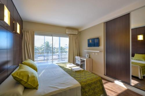 Deluxe Double Room image 7