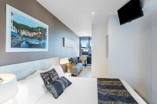 Aura on Flinders Serviced Apartments