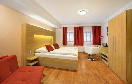 1 queen bed, 1 twin bed