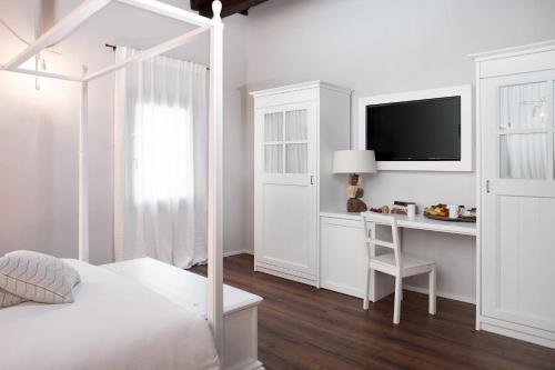 Book the Deluxe Double Room with Extra Bed Deluxe Double Room with Extra Bed