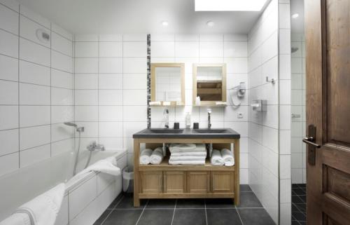 Badezimmer, Auberge de Savoie in Moutiers