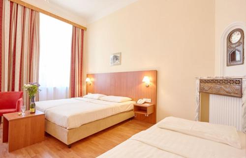 1 queen bed, 1 twin bed