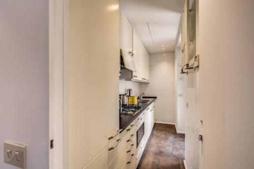 Piazza Farnese exclusive view 2 bedroom en suite, Rome (photo 9)