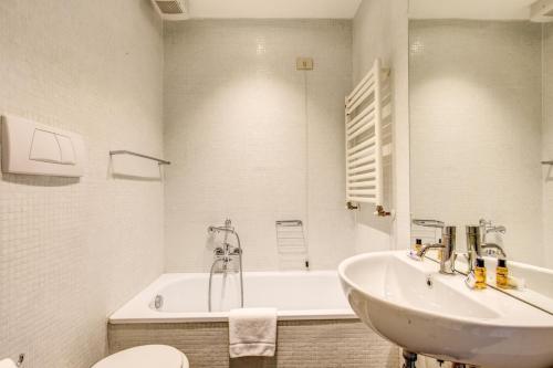 Piazza Farnese exclusive view 2 bedroom en suite - image 2