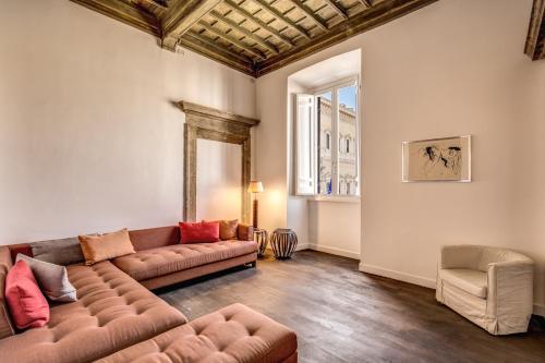 Piazza Farnese exclusive view 2 bedroom en suite, Rome (photo 2)