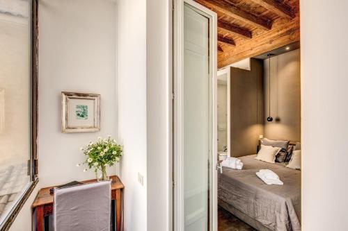 Piazza Farnese exclusive view 2 bedroom en suite - image 5