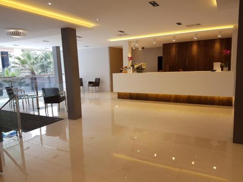 大堂, 佩拉酒店 (Hotel Perla) in 萊萬特海灘