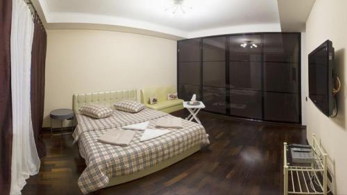 Kyiv downtown apartment on Saksaganskogo street 87